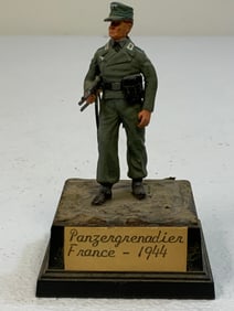 VINTAGE WWII GERMAN LEAD SOLDIER FIGURE ON DISPLAY STAND