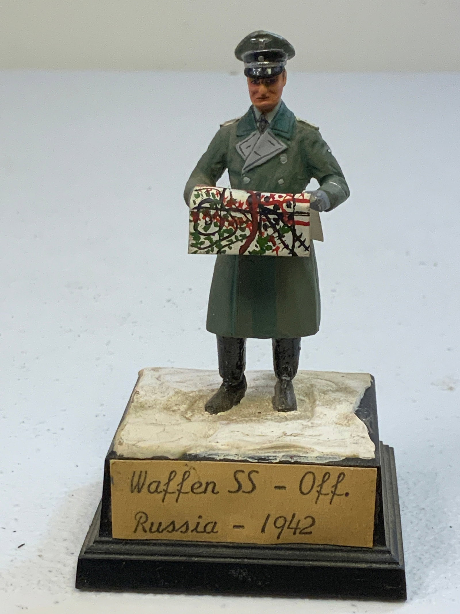 VINTAGE GERMAN WAFFEN SS OFFICER LEAD SOLDIER FIGURE ON DISPLAY STAND: VINTAGE GERMAN WAFFEN SS OFFICER LEAD SOLDIER FIGURE ON DISPLAY STAND . 2 X 2 STAND . 2 1/2" TALL FIGURE.
