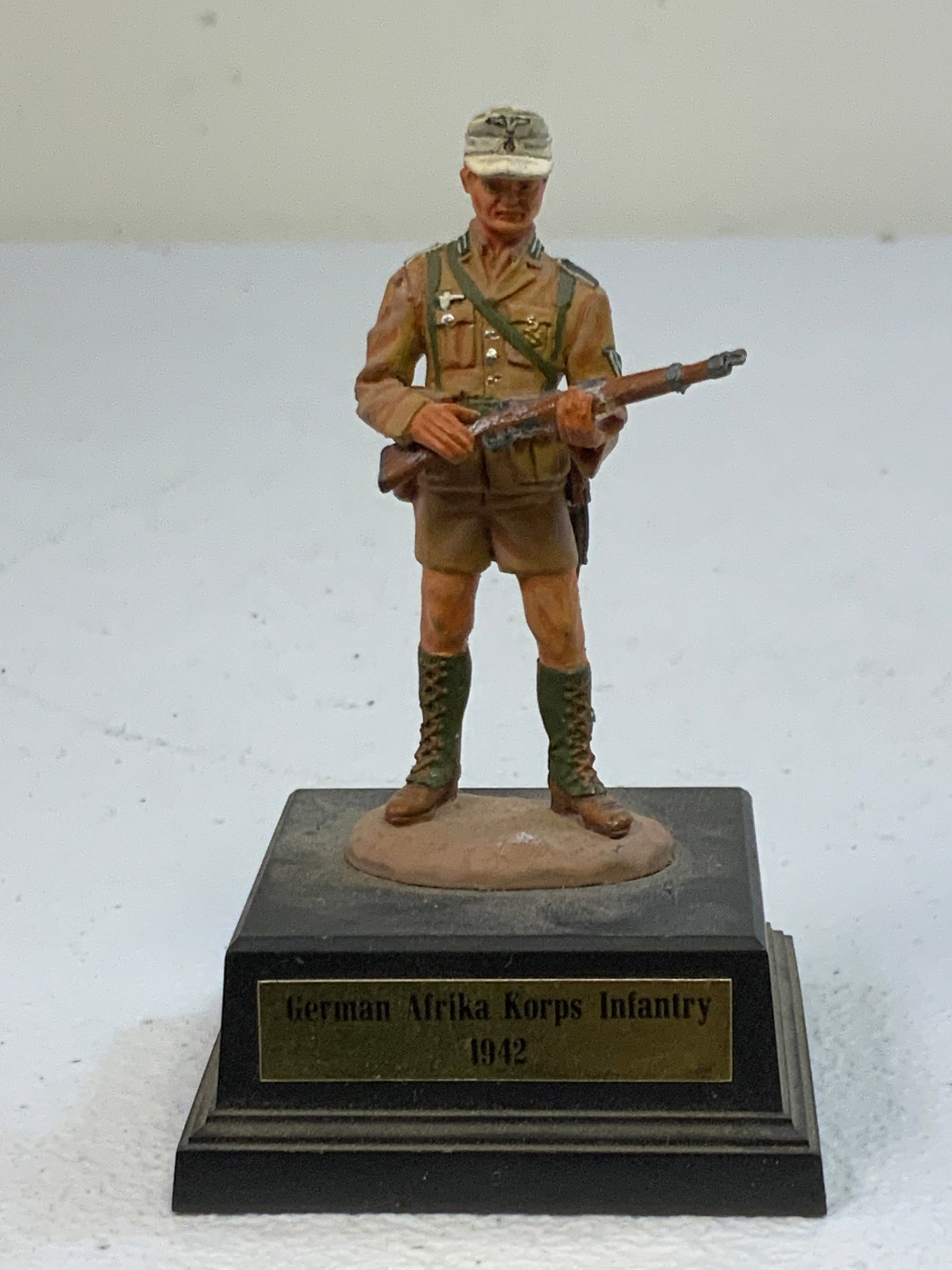 VINTAGE GERMAN AFRIKA KORPS LEAD SOLDIER FIGURE ON DISPLAY STAND: VINTAGE GERMAN AFRIKA KORPS LEAD SOLDIER FIGURE ON DISPLAY STAND . 2 X 2 STAND . 2 1/2" TALL FIGURE.