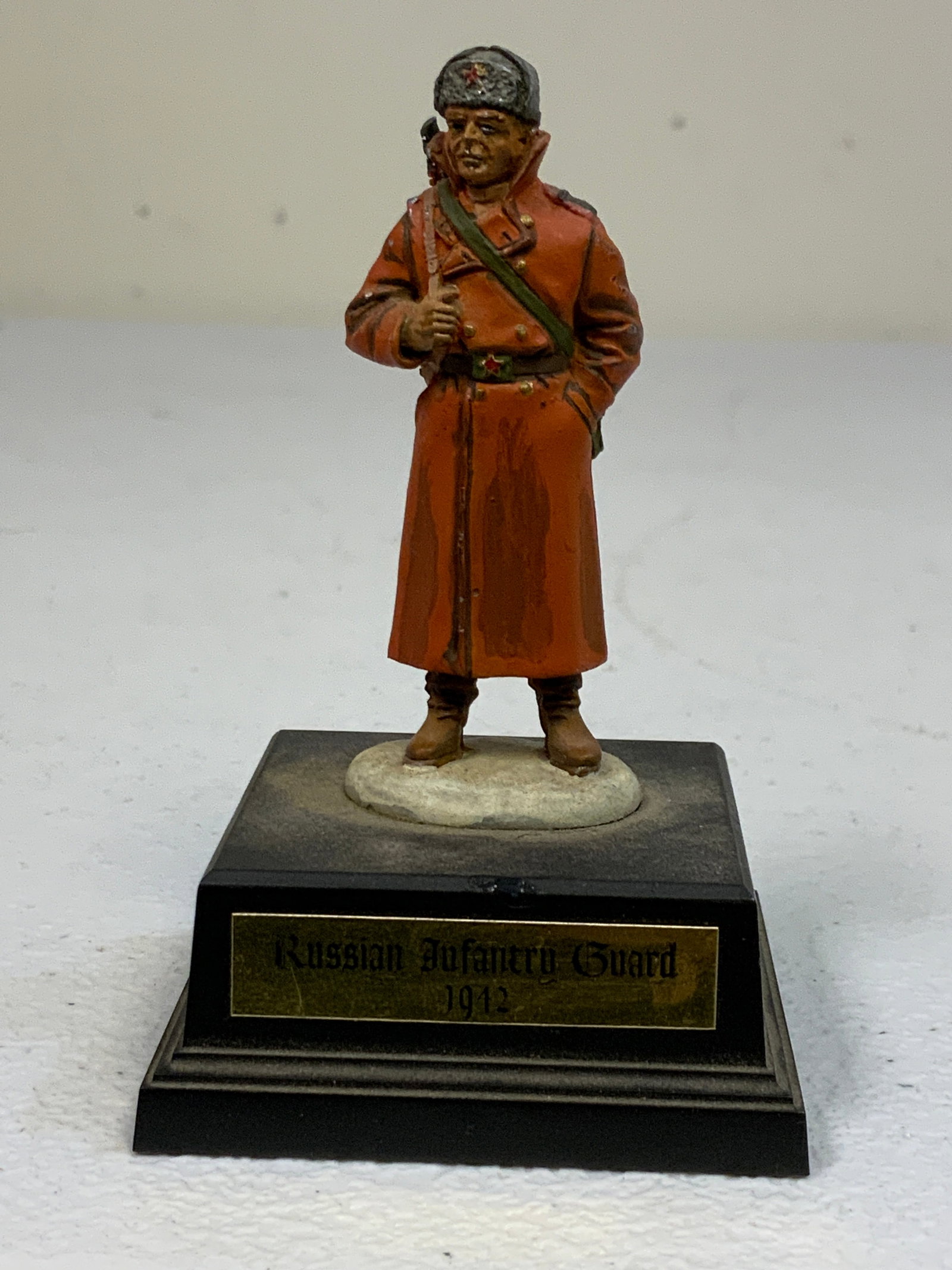 VINTAGE WWII SOVIET RUSSIAN INFANTRY MAN LEAD SOLDIER FIGURE ON DISPLAY STAND: VINTAGE WWII SOVIET RUSSIAN LEAD SOLDIER FIGURE ON DISPLAY STAND . 2 X 2 STAND . 2 1/2" TALL FIGURE.