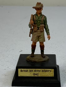 VINTAGE WWII BRITISH INFANTRY MAN LEAD SOLDIER FIGURE ON DISPLAY STAND
