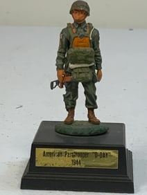 VINTAGE WWII AMERICAN PARATROOPER D-DAY LEAD SOLDIER FIGURE ON DISPLAY STAND