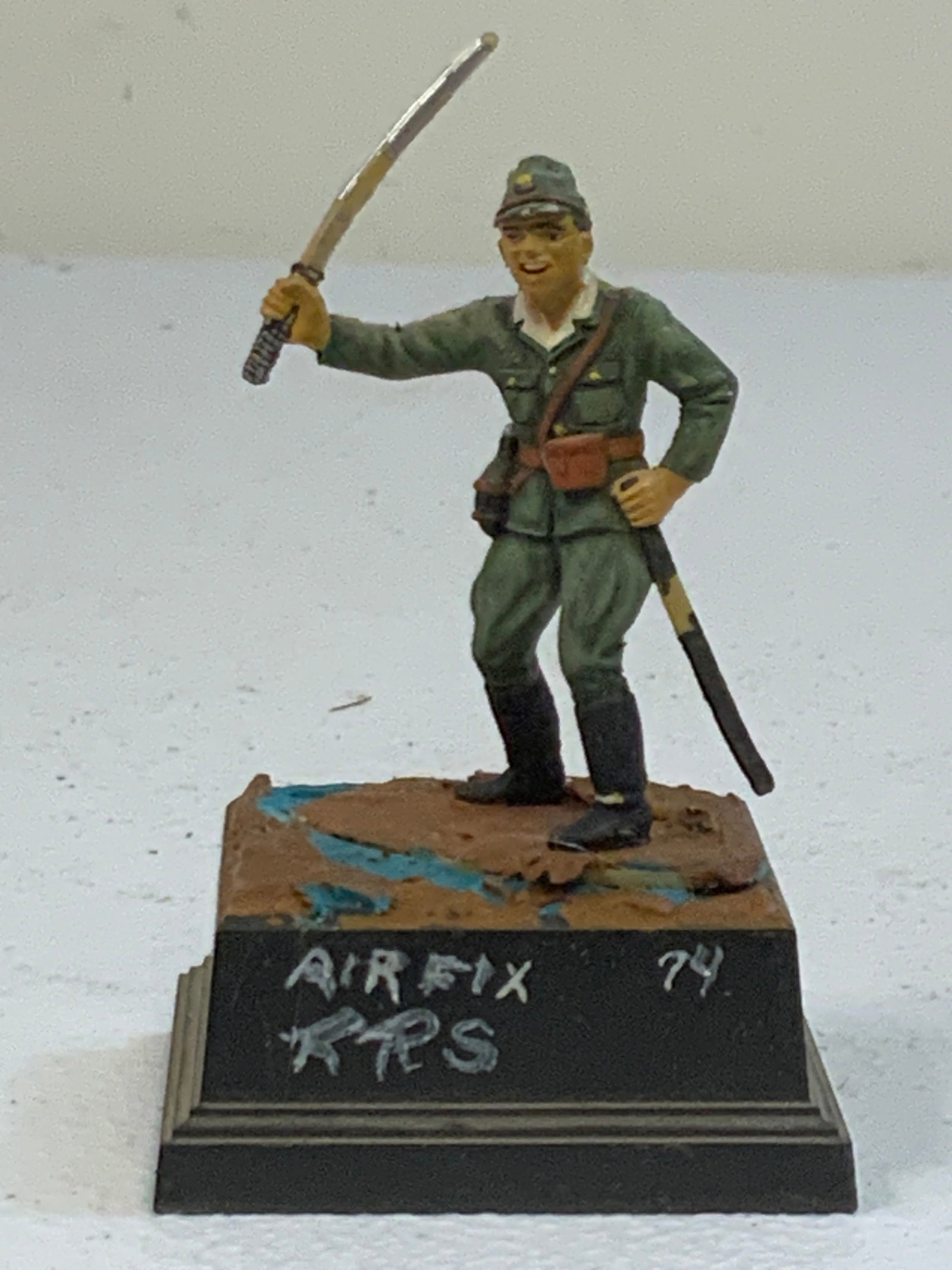 VINTAGE WWII JAPANESE SOLDIER FIGURE ON DISPLAY STAND: VINTAGE WWII JAPANESE SOLDIER FIGURE ON DISPLAY STAND . 2 X 2 STAND . 2" TALL FIGURE.