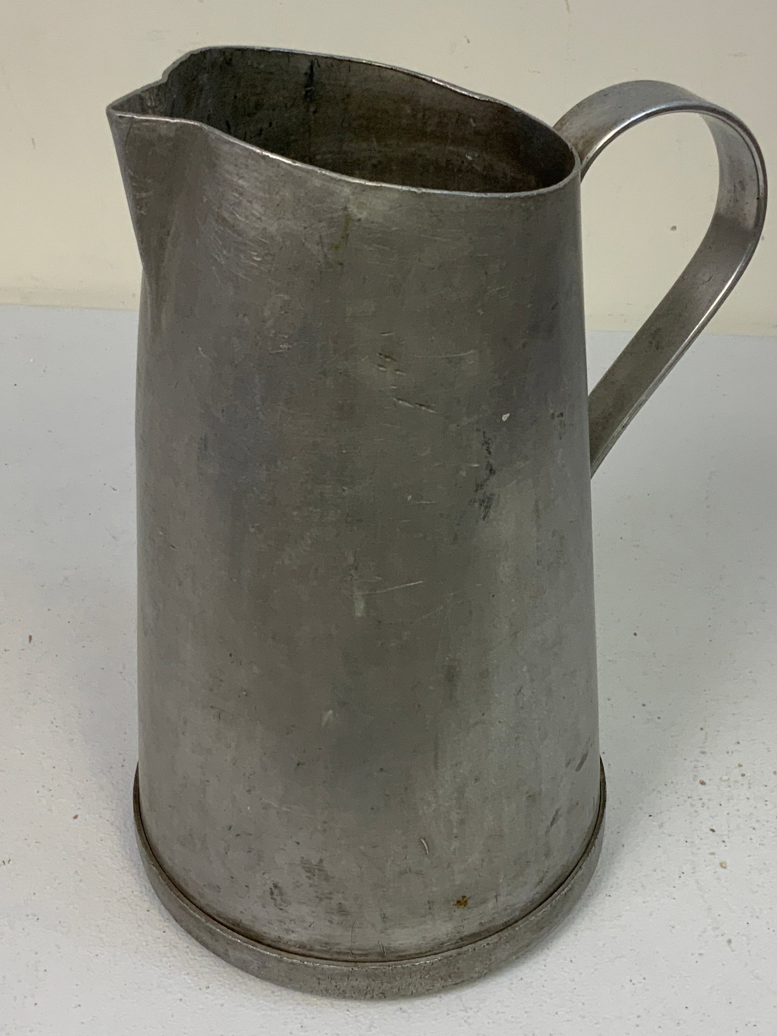 WWII GERMAN LUFTWAFFE LARGE ALUMINUM WATER JUG 1940: WWII GERMAN LUFTWAFFE LARGE ALUMINUM WATER JUG . VERY GOOD CONDITION. LUFTWAFFE EAGLE STAMPED TO THE BOTTOM. MANUFACTURE STAMP AW AND 40 FOR 1940 . 15" TALL AND 9" DIAM. ON THE BOTTOM.