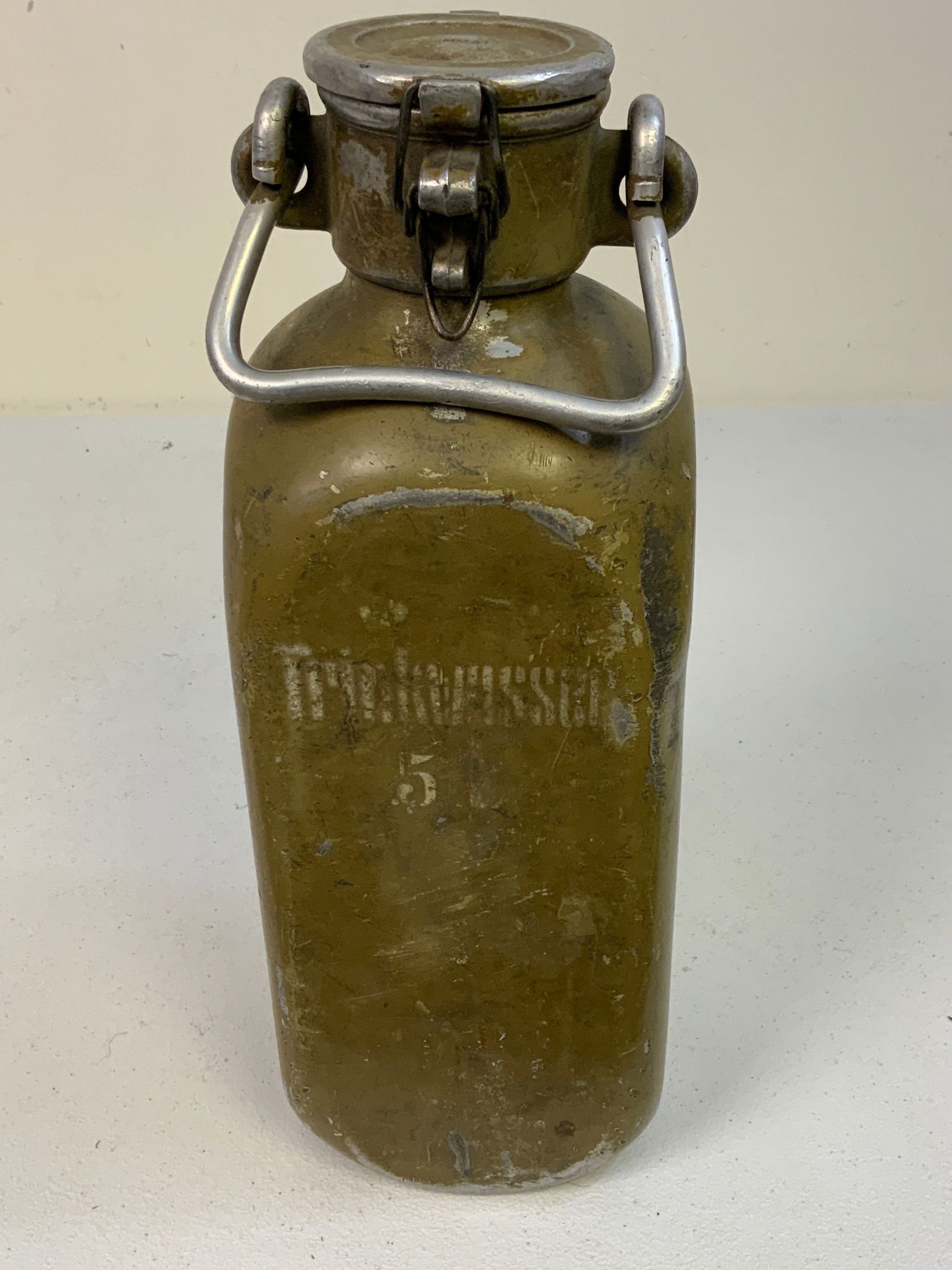 WWII GERMAN TRINKWASSER 5L ALUMINUM WATER CAN -1941: WWII GERMAN TRINKWASSER 5L ALUMINUM WATER CAN. 1941 DATE .GREAT CONDITION FOR ITS AGE. ALL ORIGINAL FINISH AND MARKINGS. MATCHING BOTTLE TO THE CAP AND BOTH STAMPED SMM 41 . 16" TALL .