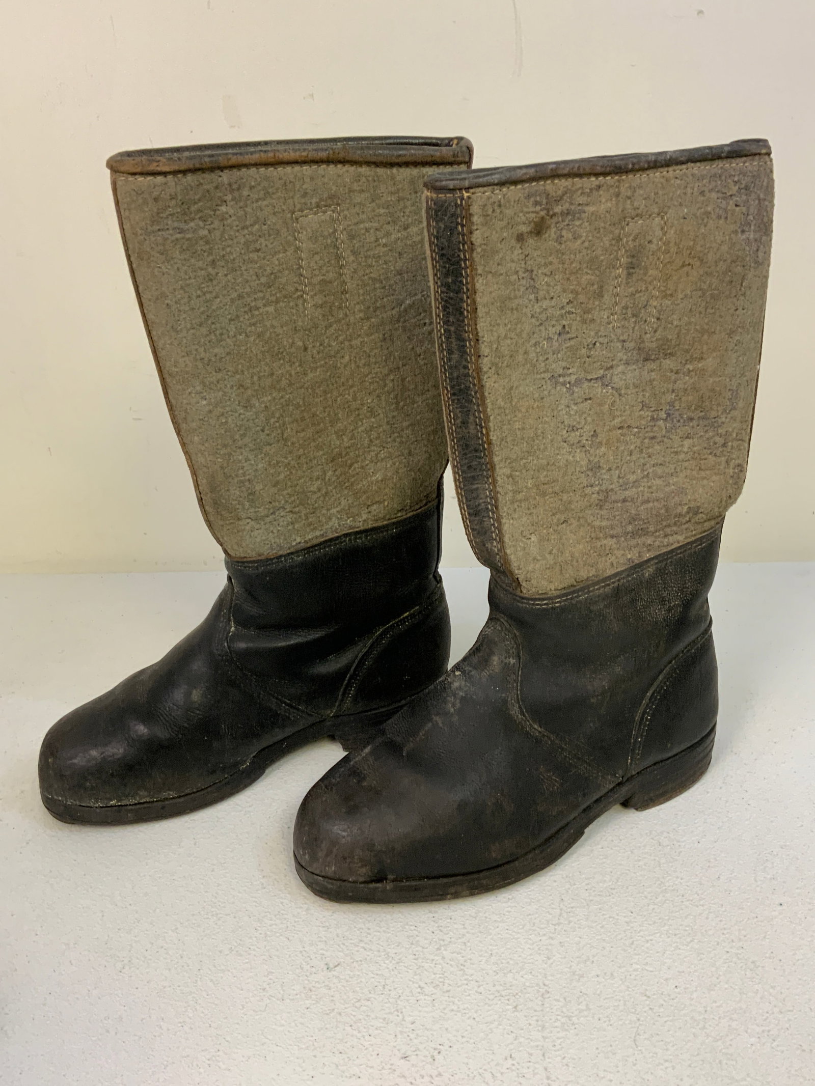 WWII GERMAN MILITARY WINTER EASTERN FRONT FELT AND LEATHER COMBAT BOOTS PAIR: WWII GERMAN MILITARY WINTER EASTERN FRONT FELT AND LEATHER COMBAT BOOTS PAIR. GREAT CONDITION . MATCHING PAIR .
