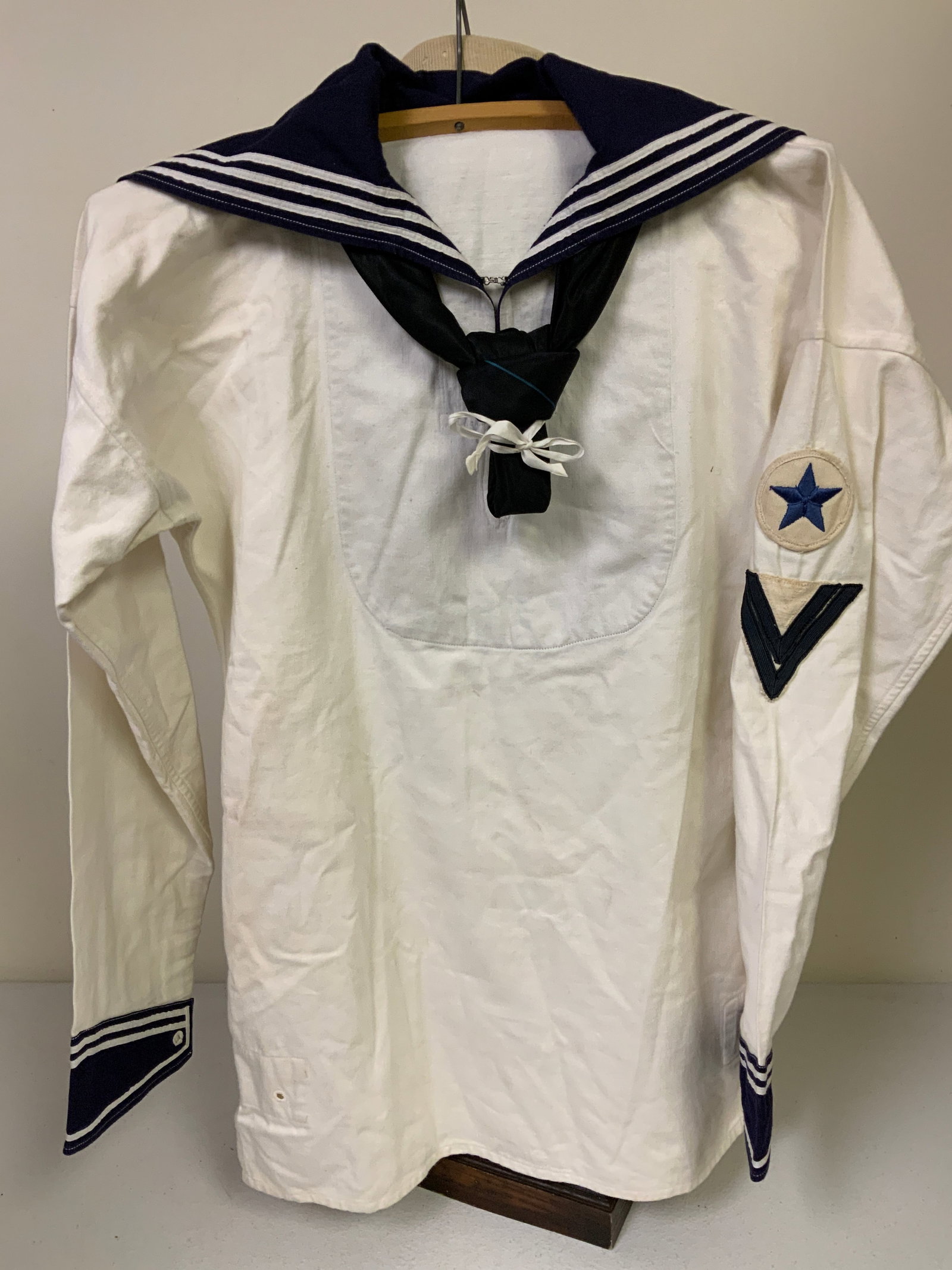 WWII GERMAN KRIEGSMARINE NAVY SAILOR WHITE UNIFORM JUMPER 1938: WWII GERMAN KRIEGSMARINE NAVY SAILOR WHITE UNIFORM JUMPER . VERY GOOD CONDITION JUMPER WITH NICE SLEEVE PATCHES. SMALL SIZE . NAMED AND DATED 1938 INSIDE. RARE .