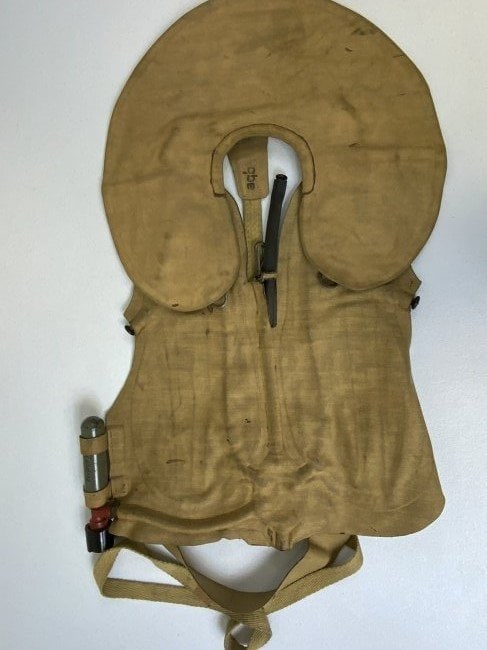 WWII GERMAN NAVY KRIEGSMARINE INFLATABLE LIFE JACKET COMPLETE WITH GAS CARTRIDGE: GERMAN NAVY KRIEGSMARINE INFLATABLE LIFE JACKET COMPLETE WITH GAS CARTRIDGE .THIS IS EXTREMELY RARE FIND ! ALL GOOD CONDITION AND COMPLETE . MAKER MARKED . RARE PIECE OF WWII GERMAN NAVY EQUIPMENT . A