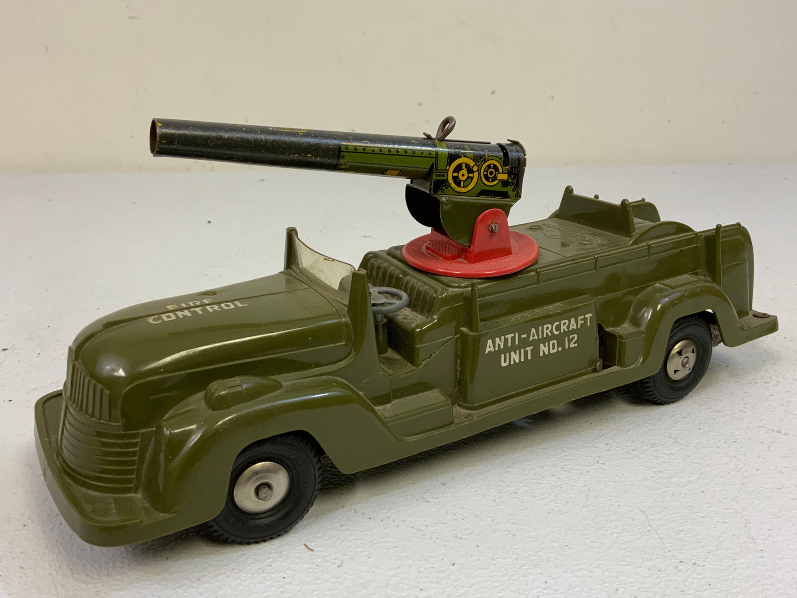 VINTAGE MARX MAR TOYS FIRE CONTROL ANTI AIRCRAFT UNIT NO. 12 TRUCK MODEL: VINTAGE MARX MAR TOYS FIRE CONTROL ANTI AIRCRAFT UNIT NO. 12 TRUCK MODEL. CIRCA 1950'S. APPEARS TO BE IN GOOD CONDITION OVERALL WITH ONE CRACK TO THE SIDE.