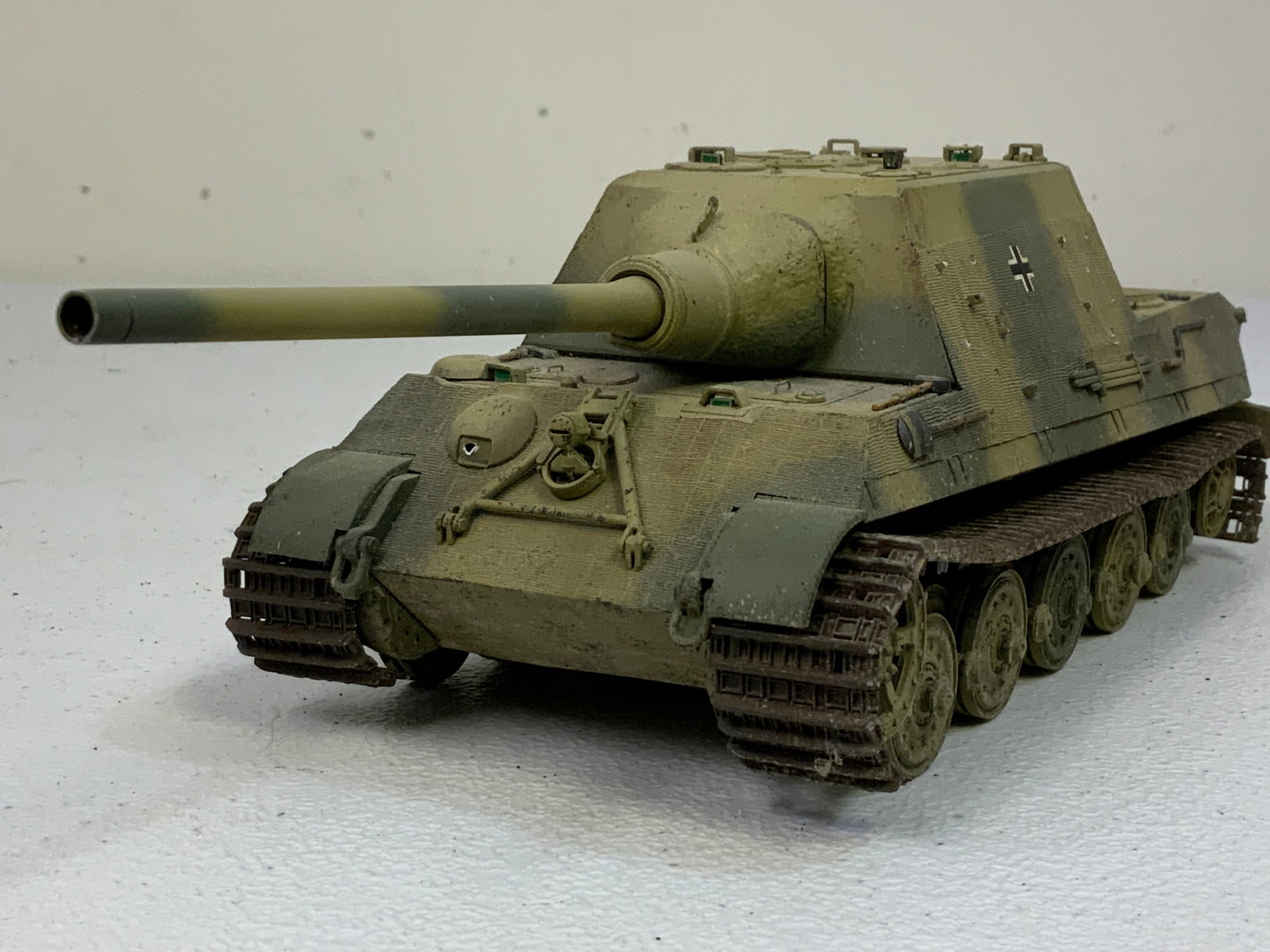 WWII GERMAN TANK DESTROYER MODEL CUSTOM DETAILED: WWII GERMAN TANK DESTROYER MODEL CUSTOM DETAILED . 8" LONG. DAMAGED TRACKS.