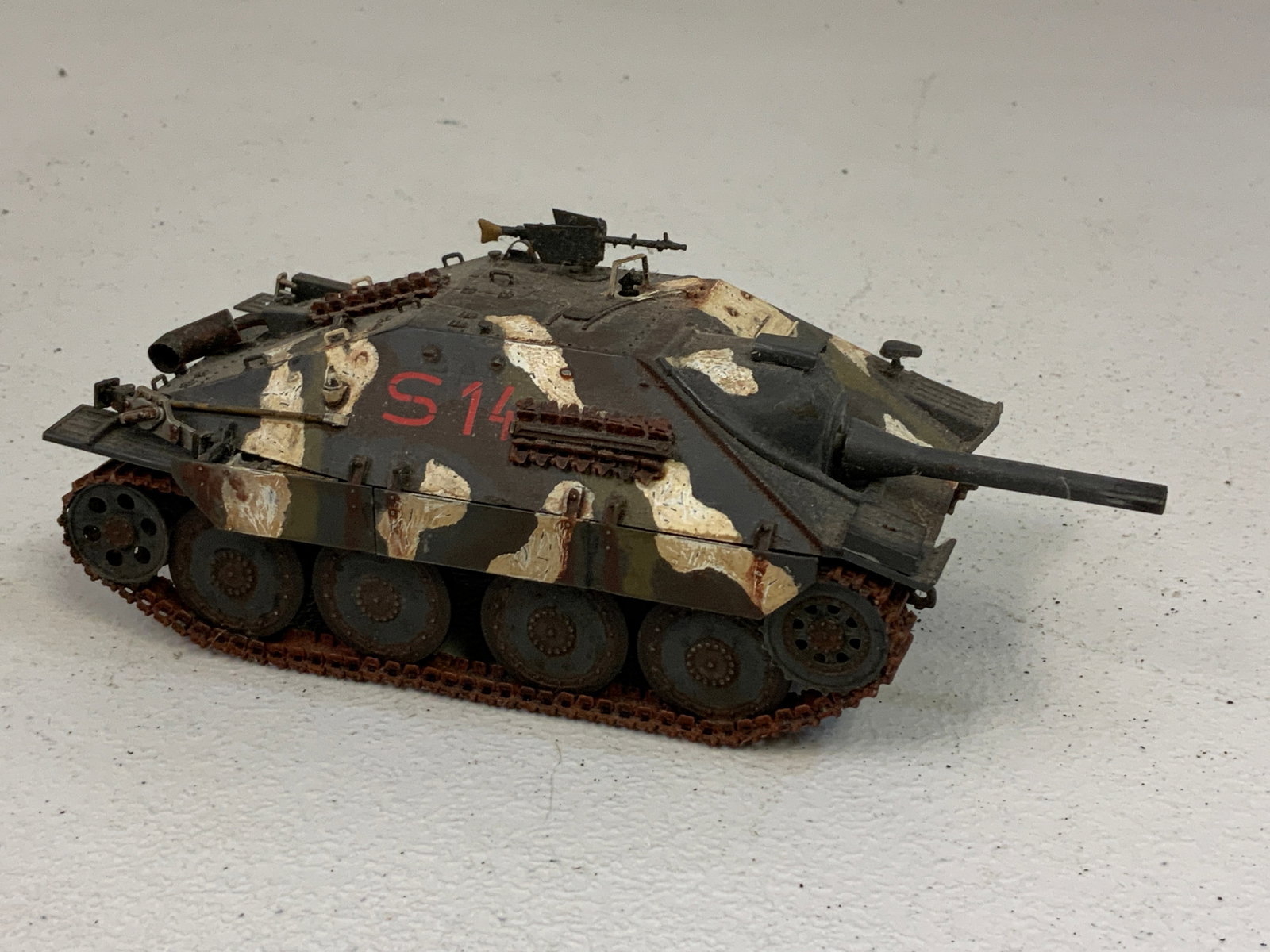 WWII GERMAN TANK DESTROYER MODEL CUSTOM DETAILED: WWII GERMAN TANK DESTROYER MODEL CUSTOM DETAILED . 5 1/2" LONG. DAMAGED TRACKS