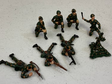 LOT OF PAINTED LEAD TOY SOLDIERS - CAMOULAGE