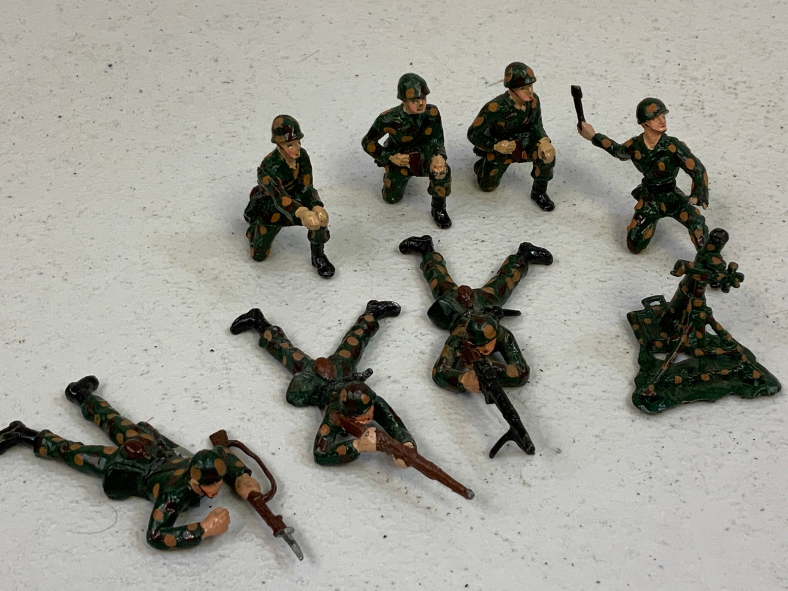 LOT OF PAINTED LEAD TOY SOLDIERS - CAMOULAGE: LOT OF PAINTED LEAD TOY SOLDIERS - COMOUFLAGE . LOT OF 8 . 2" TALL.