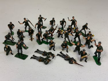 LOT OF PAINTED LEAD TOY SOLDIERS - WWII GERMAN