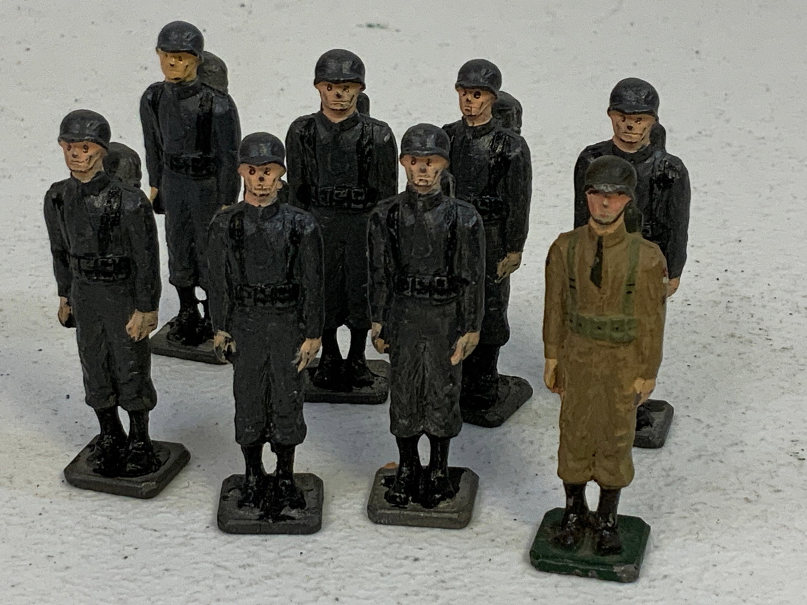 LOT OF PAINTED LEAD TOY SOLDIERS - WWII US PARATROOPERS: LOT OF PAINTED LEAD TOY SOLDIERS - WWII US PARATROOPERS . LOT OF 8 . 2" TALL.