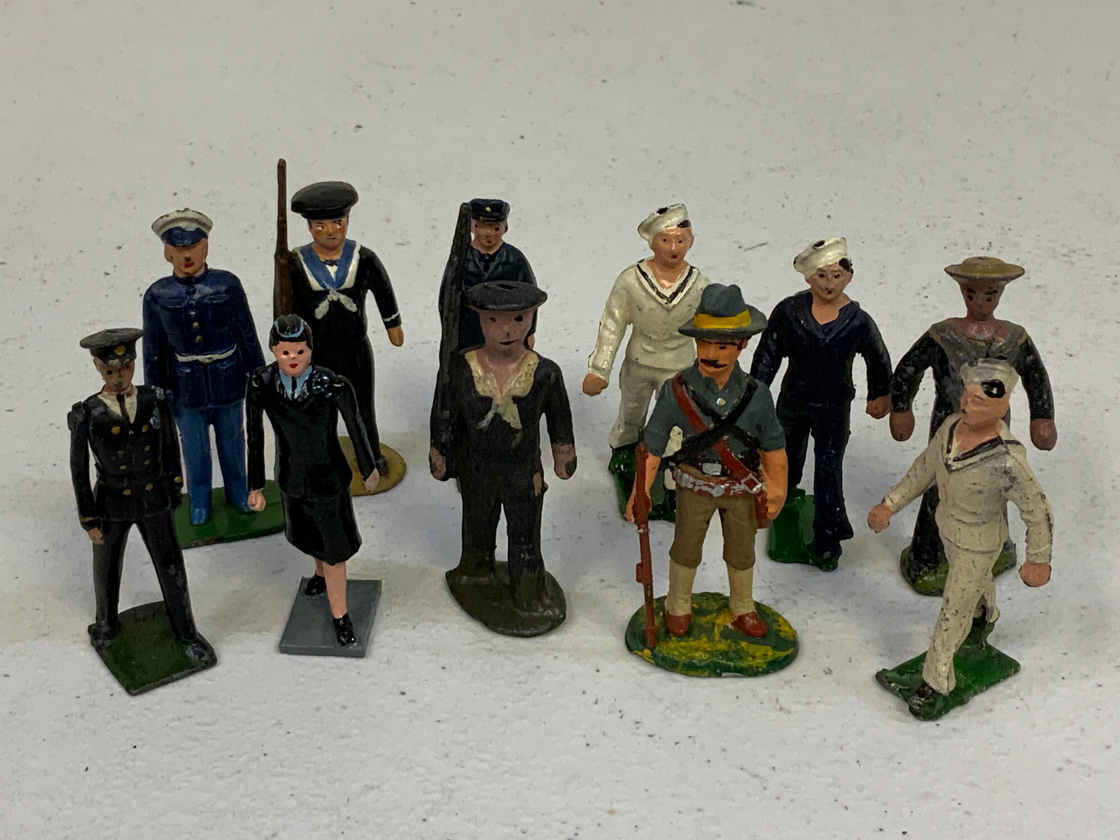 LOT OF PAINTED LEAD TOY SOLDIERS - USA: LOT OF PAINTED LEAD TOY SOLDIERS - USA . LOT OF 11 . 2" TALL.