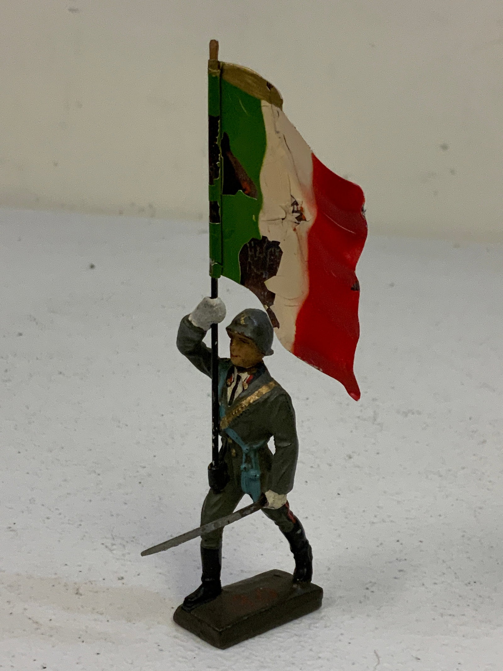 GERMAN NAZI PERIOD LINEOL ITALIAN FLAG BEARER TOY SOLDIER: GERMAN NAZI PERIOD LINEOL ITALIAN FLAG BEARER TOY SOLDIER . RARE. 3" TALL FIGURE .