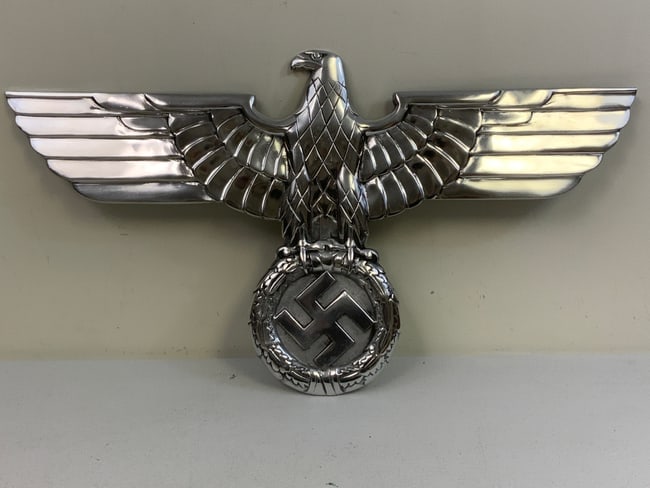 GERMANY THIRD REICH LARGE RAILROAD TYPE ALUMINUM EAGLE: GERMANY THIRD REICH LARGE RAILROAD TYPE ALUMINUM EAGLE . POST WAR PRODUCED . 28 X 15 SIZE . POLISHED ALUMINUM .
