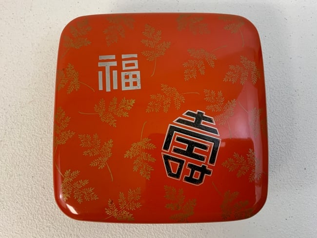 VINTAGE ASIAN LACQUER BOX: VINTAGE ASIAN LACQUER BOX . BEAUTIFUL DECORATOR. 7" X 7" SIZE.