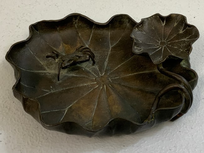 ANTIQUE JAPANESE BRONZE ARTWORK DECORATING DISH - SIGNED: ANTIQUE JAPANESE BRONZE DISH WITH A CRAB. GREAT CRAFTSMANSHIP . SIGNED AT THE BOTTOM. 5" X 4 1/2" SIZE .
