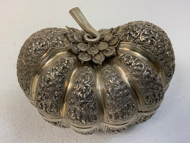 VINTAGE SILVER INTRICATE SILVER WIRE WORK LIDDED PUMPKIN BOWL: VINTAGE SILVER INTRICATE SILVER WIRE WORK LIDDED PUMPKIN BOWL . BEAUTIFUL WORK. HALLMARKED . 5.5" X 3.5" X 4" .