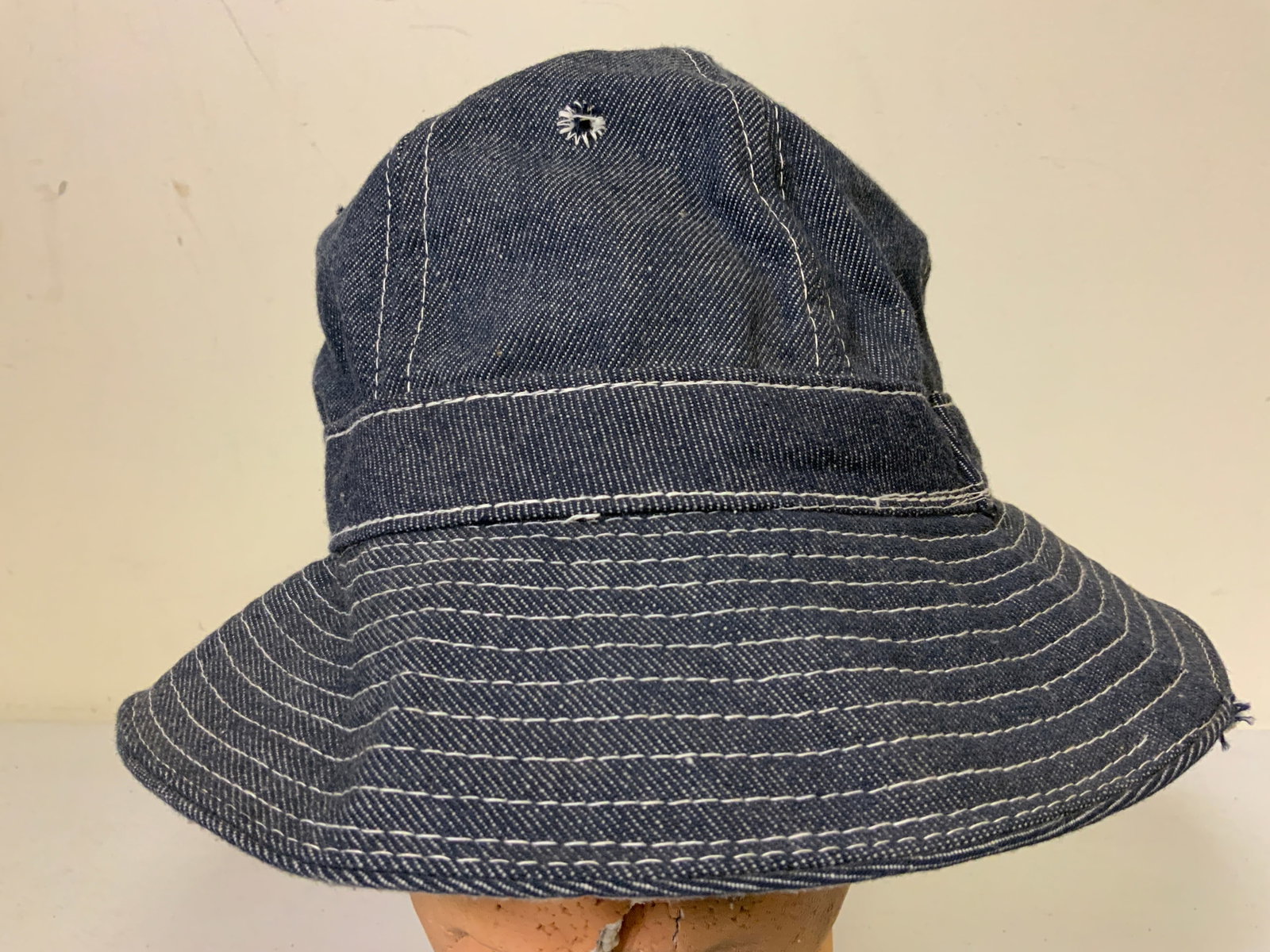 VINTAGE USN US NAVY M37 DENIM WORK HAT: VINTAGE USN US NAVY M37 DENIM WORK HAT . RARE TO FIND. GREAT CONDITION. LARGE SIZE.