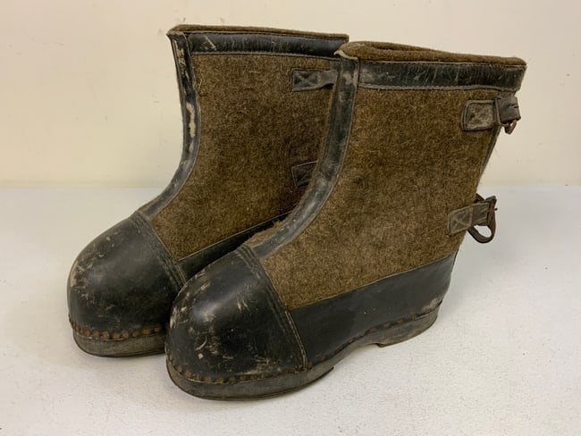 WWII GERMAN MILITARY COLD WEATHER SENTRY BOOTS MATCHED PAIR 1941: WWII GERMAN MILITARY COLD WEATHER SENTRY BOOTS MATCHED PAIR. 1941 DATED . VERY GOOD CONDITION. WOODEN SOLES.