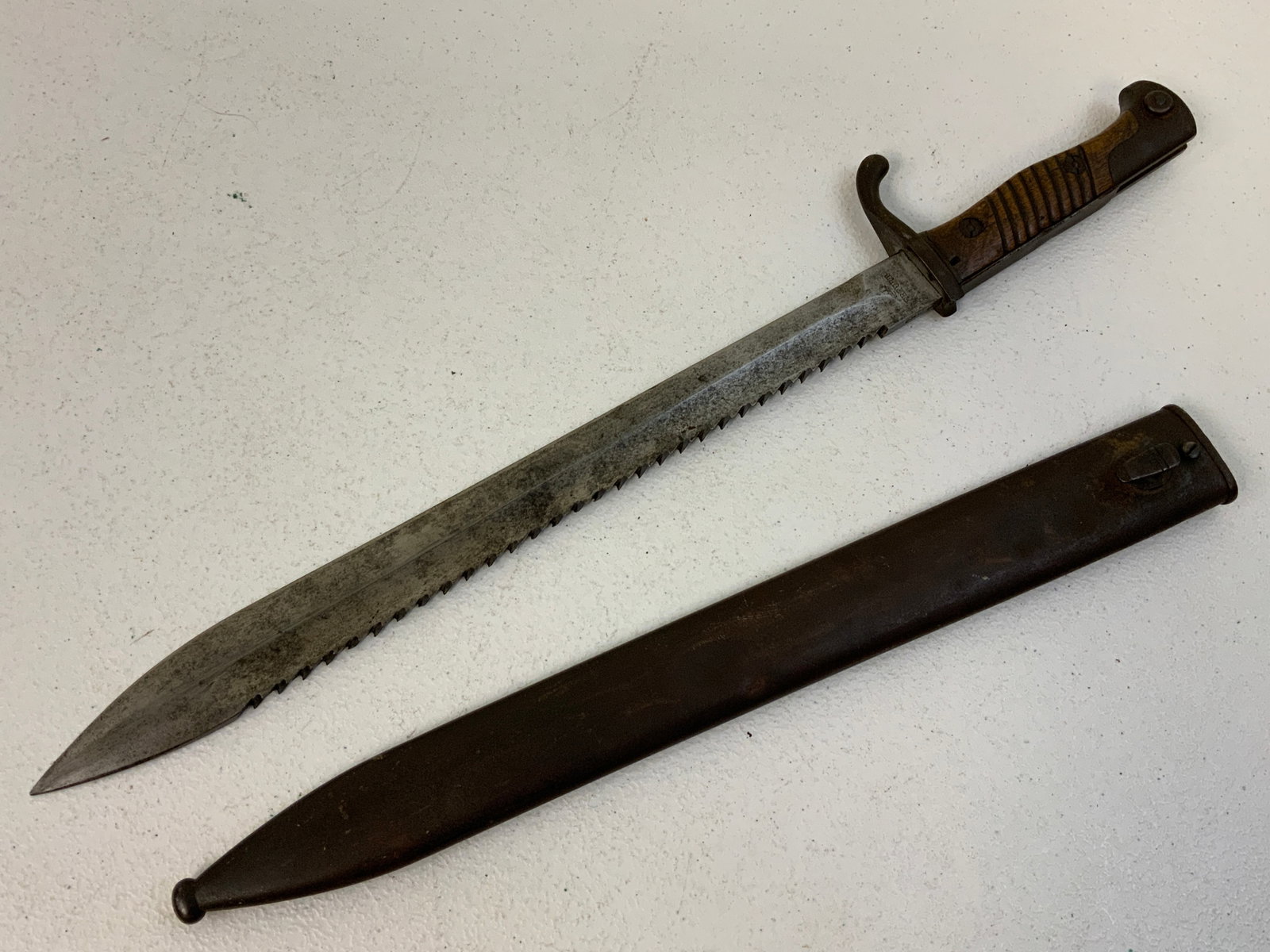 ANTIQUE GERMAN SAWBACK BUTCHER BLADE BAYONET ERFURT 1915: ANTIQUE GERMAN SAWBACK BUTCHER BLADE BAYONET ERFURT 1915 . VERY GOOD CONDITION OVERALL.