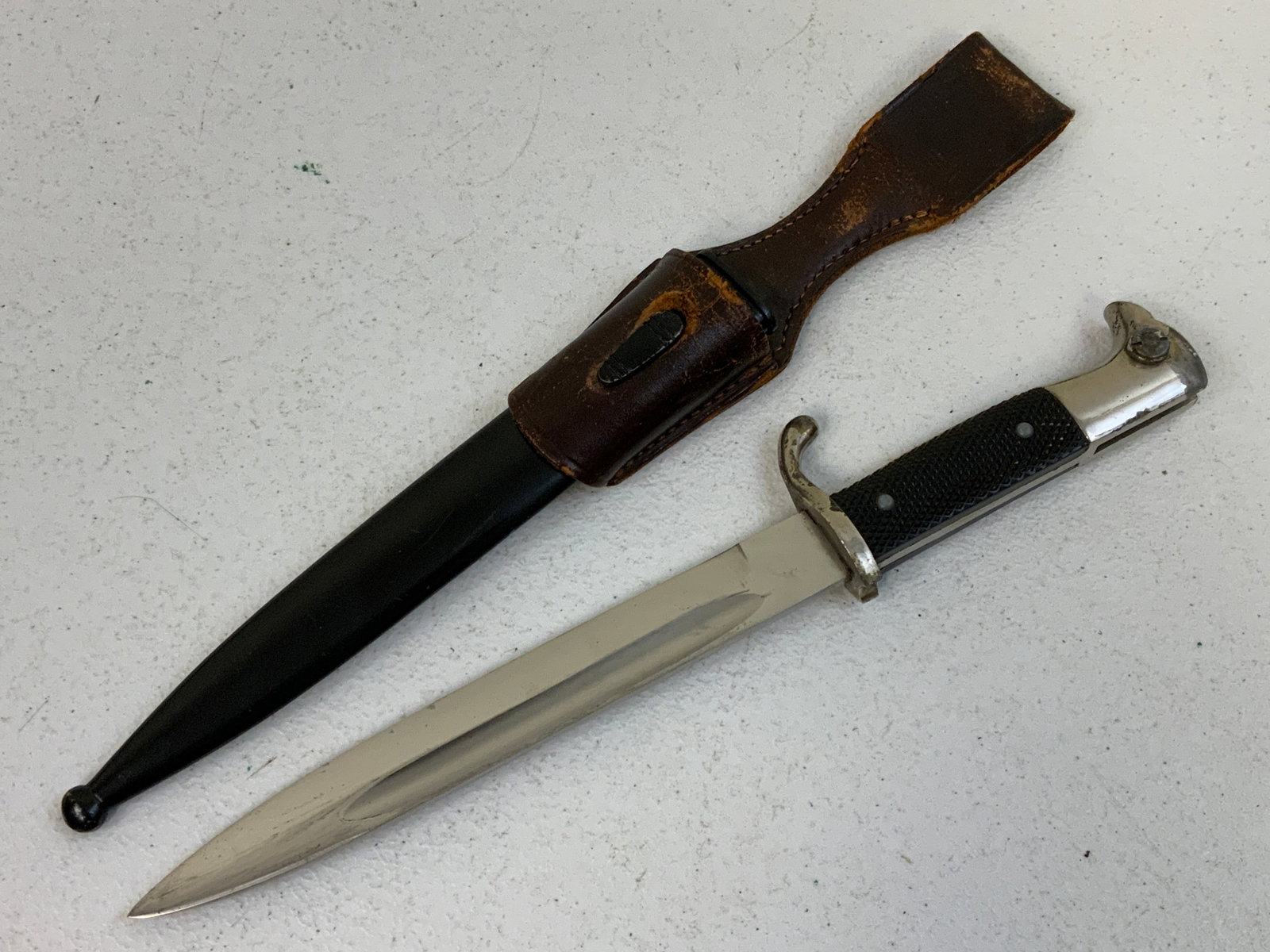 WWII GERMAN PARADE DRESS BAYONET CARL WUSTHOF: WWII GERMAN PARADE DRESS BAYONET CARL WUSTHOF. GREAT CONDITION WITH NICE BRIGHT PLATED BLADE. COMPLETE WITH BLACK LEATHER FROG . GREAT EXAMPLE.