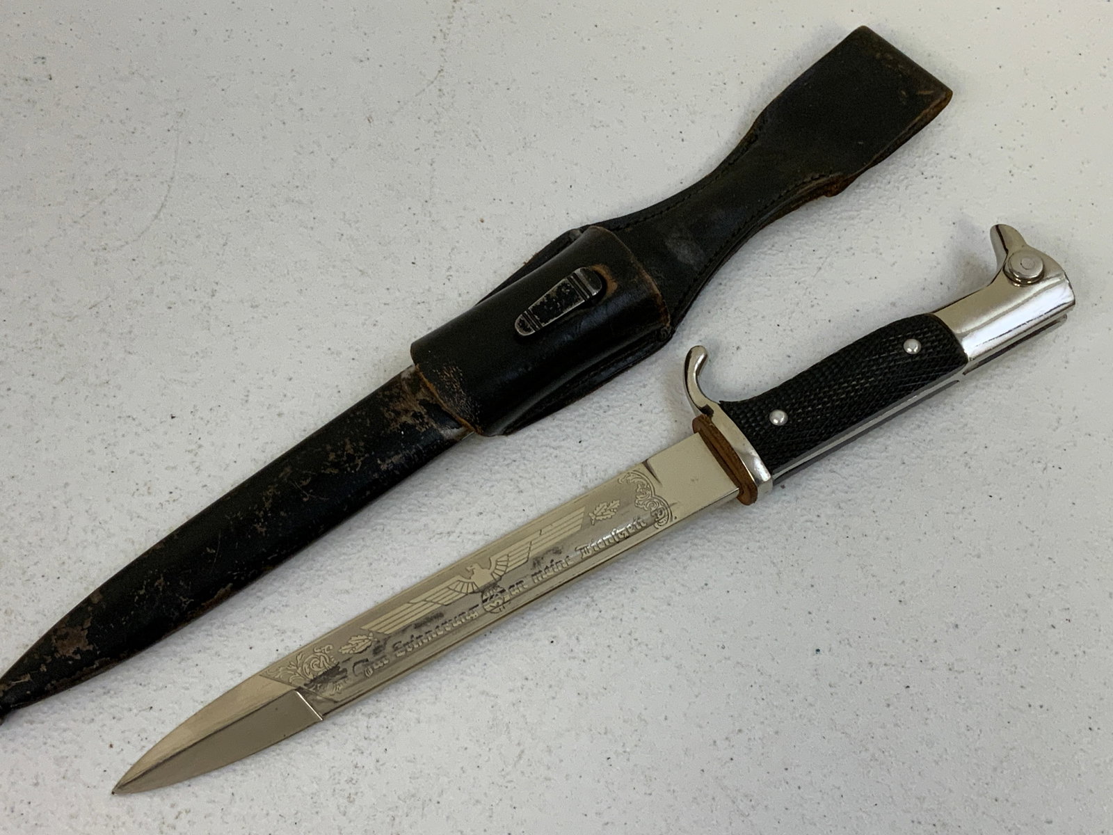 WWII GERMAN ETCHED BLADE PARADE DRESS BAYONET HACK-WERKE STEYR: WWII GERMAN ETCHED BLADE PARADE DRESS BAYONET HACK-WERKE STEYR. GREAT CONDITION WITH NICE BRIGHT PLATED BLADE ETCHED ON ONE SIDE. COMPLETE WITH BLACK LEATHER FROG . RARE EXAMPLE.