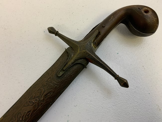 ANTIQUE OTTOMAN TURKEY SHAMSHIR SWORD: ANTIQUE OTTOMAN TURKEY SHAMSHIR SWORD . CIRCA 18-EARLY 19th CENTURY . VERY GOOD CONDITION FOR ITS AGE . NICE LONG AND STILL SHARP CURVED BLADE WITH OTTOMAN MARK . BEAUTIFUL SCENES DECORATED BRASS FITT