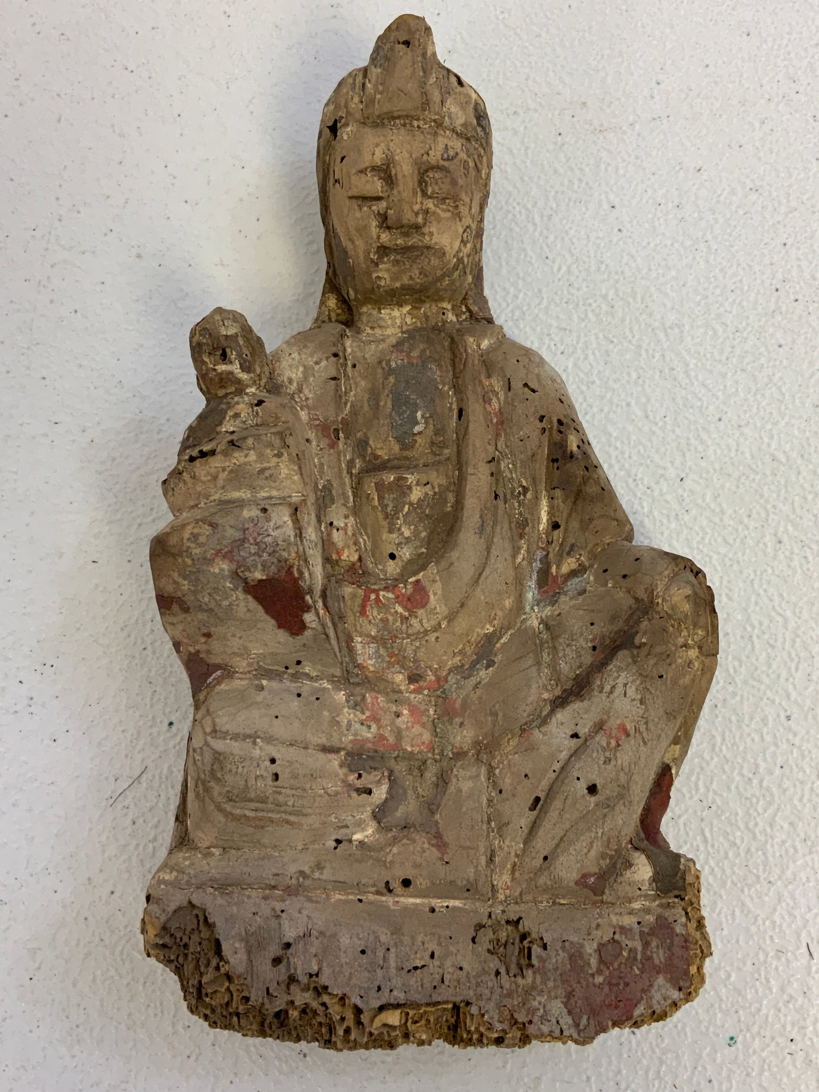 ANTIQUE ASIAN CARVED WOODEN BUDDHA STATUE SCULPTURE: ANTIQUE ASIAN CARVED WOODEN BUDDHA STATUE SCULPTURE.C.1700.DISPLAYS GREAT AGE. 8 1/2" TALL. FROM DR. PAUL D LYNN COLLECTION.