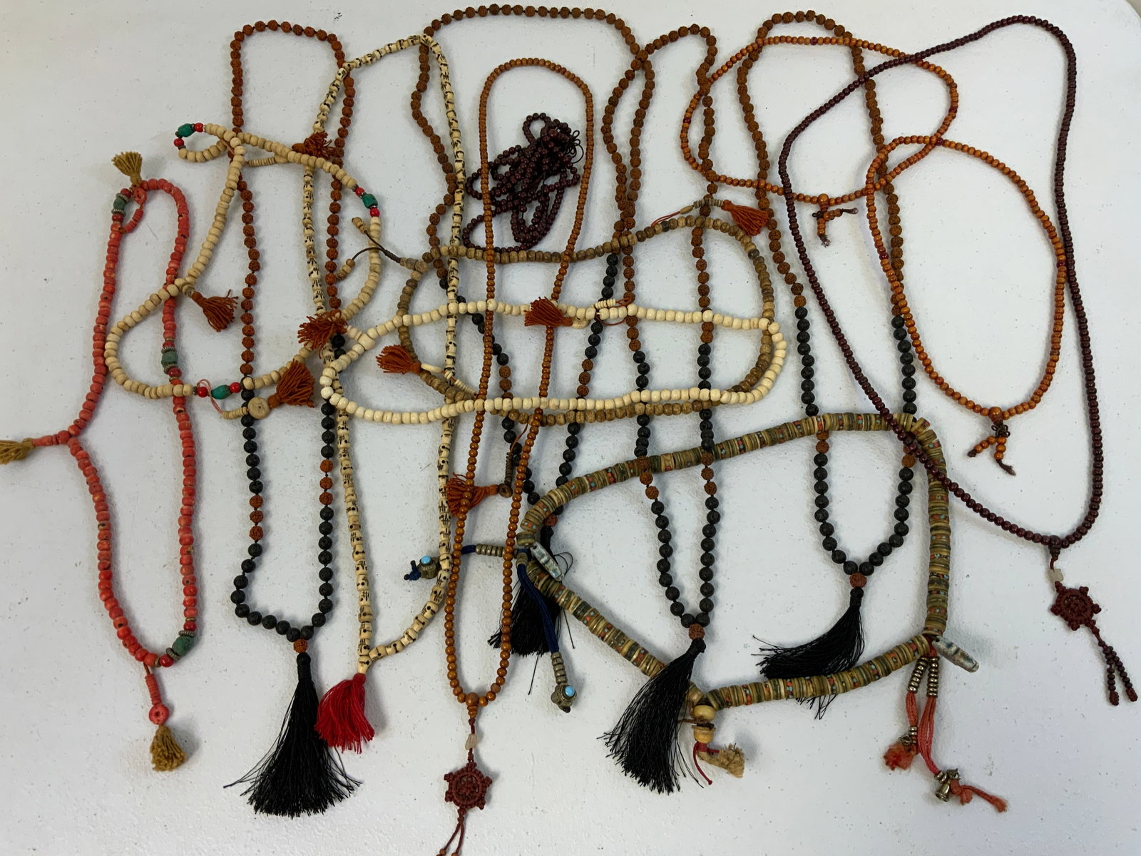 LARGE LOT OF ANTIQUE TIBETHAN BUDDHIST MALA ROSARIES PRAYING BEADS WITH AMULETES: LARGE LOT OF ANTIQUE TIBETHAN BUDDHIST MALA ROSARIES PRAYING BEADS WITH AMULETES . FROM DR. PAUL LYNN COLLECTION.