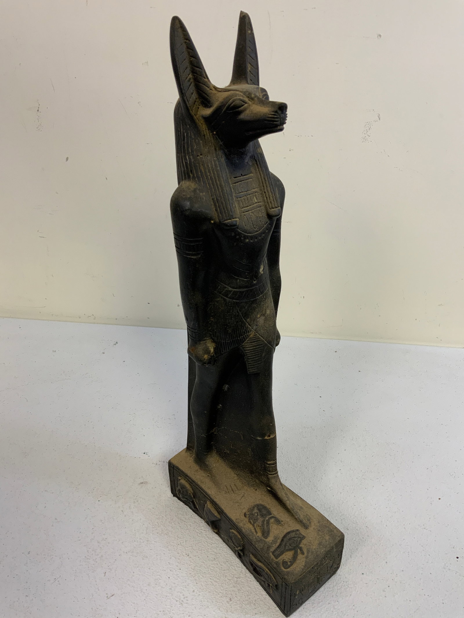 LARGE EGYPTIAN BLACK STONE ANUBIS STATUE: LARGE EGYPTIAN BLACK STONE ANUBIS STATUE.20" TALL.APPEARS TO HAVE A CRACK AT THE BOTTOM BUT SOLID. GREAT DECORATOR. FROM DR. PAUL D WYNN COLLECTION .