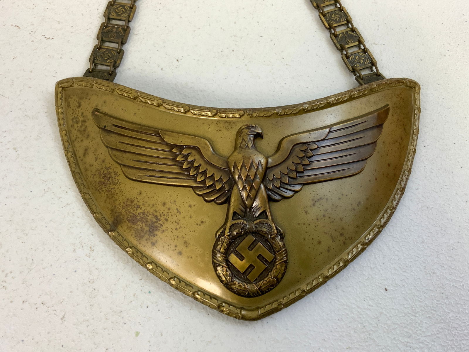 GERMANY THIRD REICH NSDAP STANDART BEARERS GORGET: GERMANY THIRD REICH NSDAP STANDART BEARERS GORGET. GREAT CONDITION. COMPLETE WITH DECORATED NECK CHAIN. MATCHING RZM M1/128 MARKINGS ON GORGET AND CHAIN. GREEN WOOL BACKING. EXCELLENT EXAMPLE.