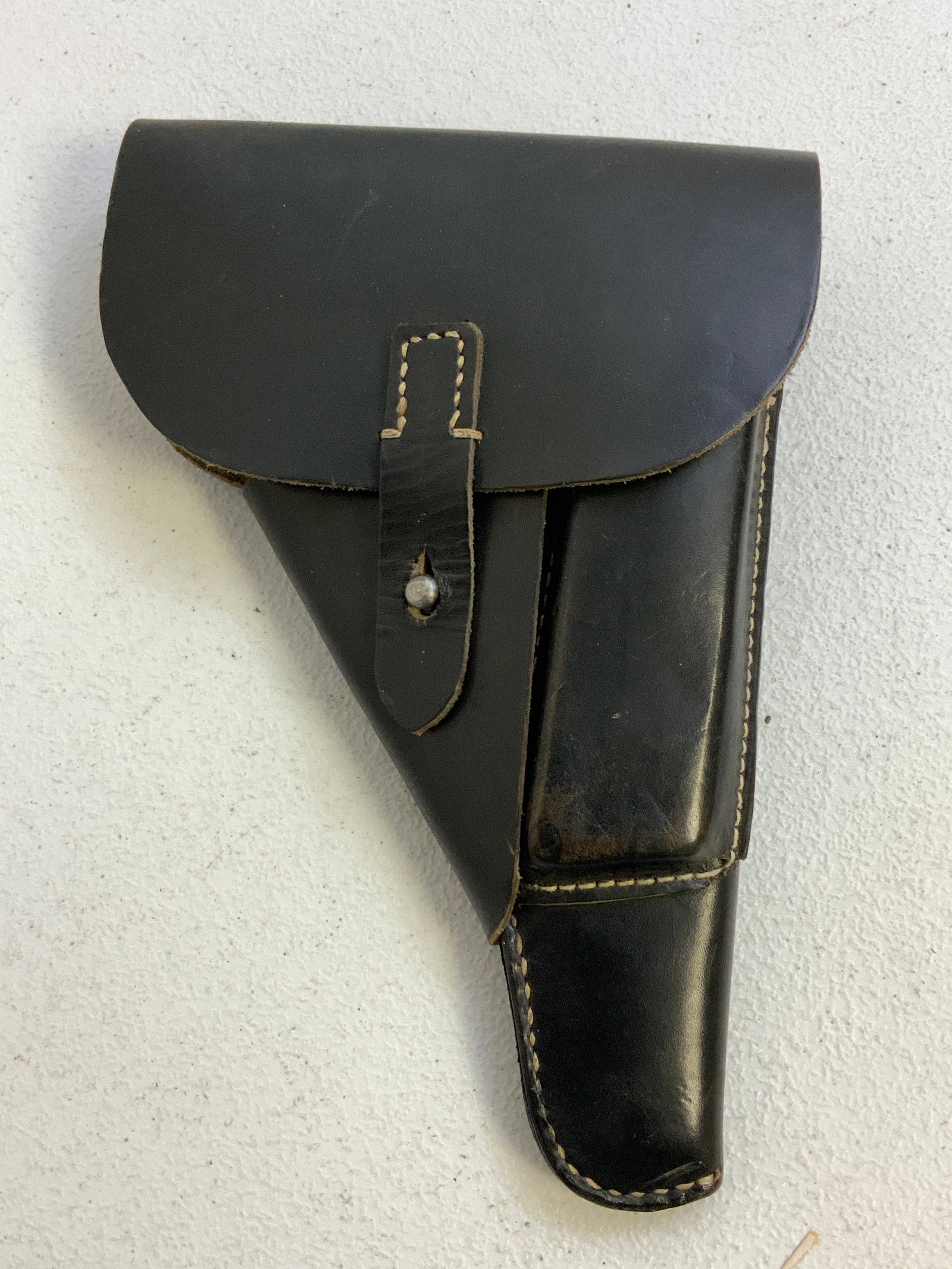 WWII GERMAN BLACK LEATHER WALTHER P38 HOLSTER: WWII GERMAN BLACK LEATHER WALTHER P38 HOLSTER. GREAT MINTY CONDITION HOLSTER. LATER BREACK AWAY STILE .