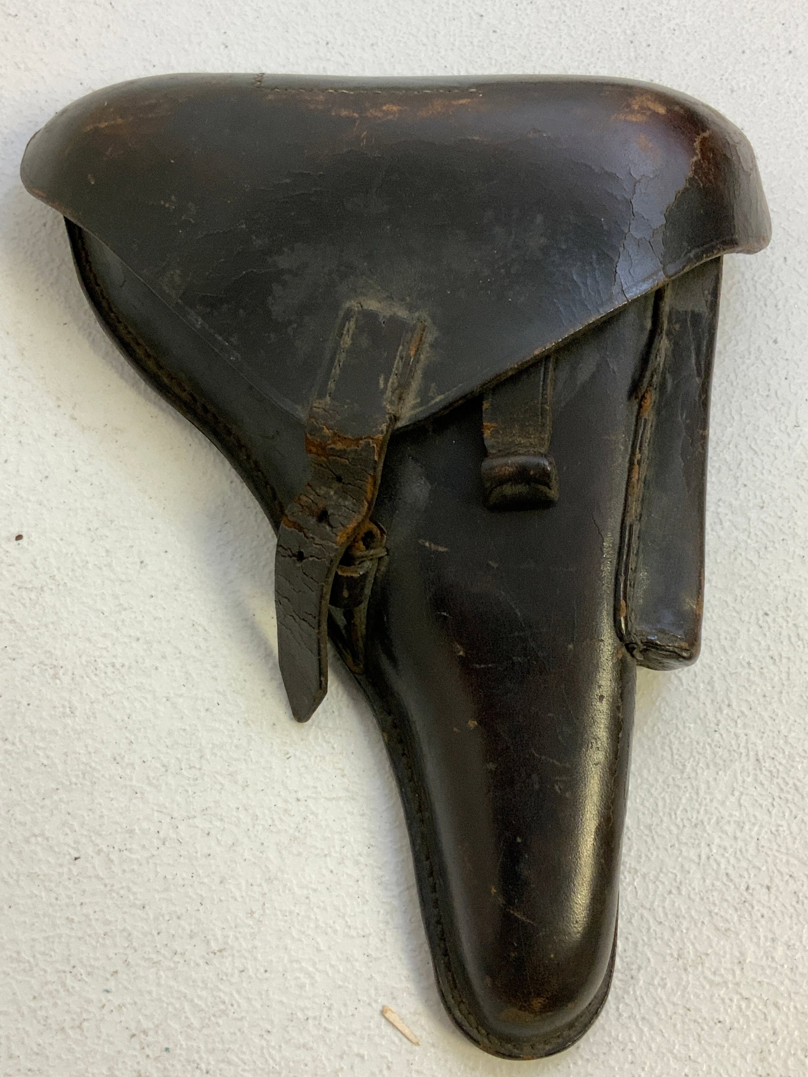 WWI GERMAN DARK BROWN LEATHER LUGER P08 HOLSTER: WWI GERMAN DARK BROWN LEATHER LUGER P08 HOLSTER. WELL USED BUT STILL IN GOOD CONDITION. MARKED AND DATED 1916.