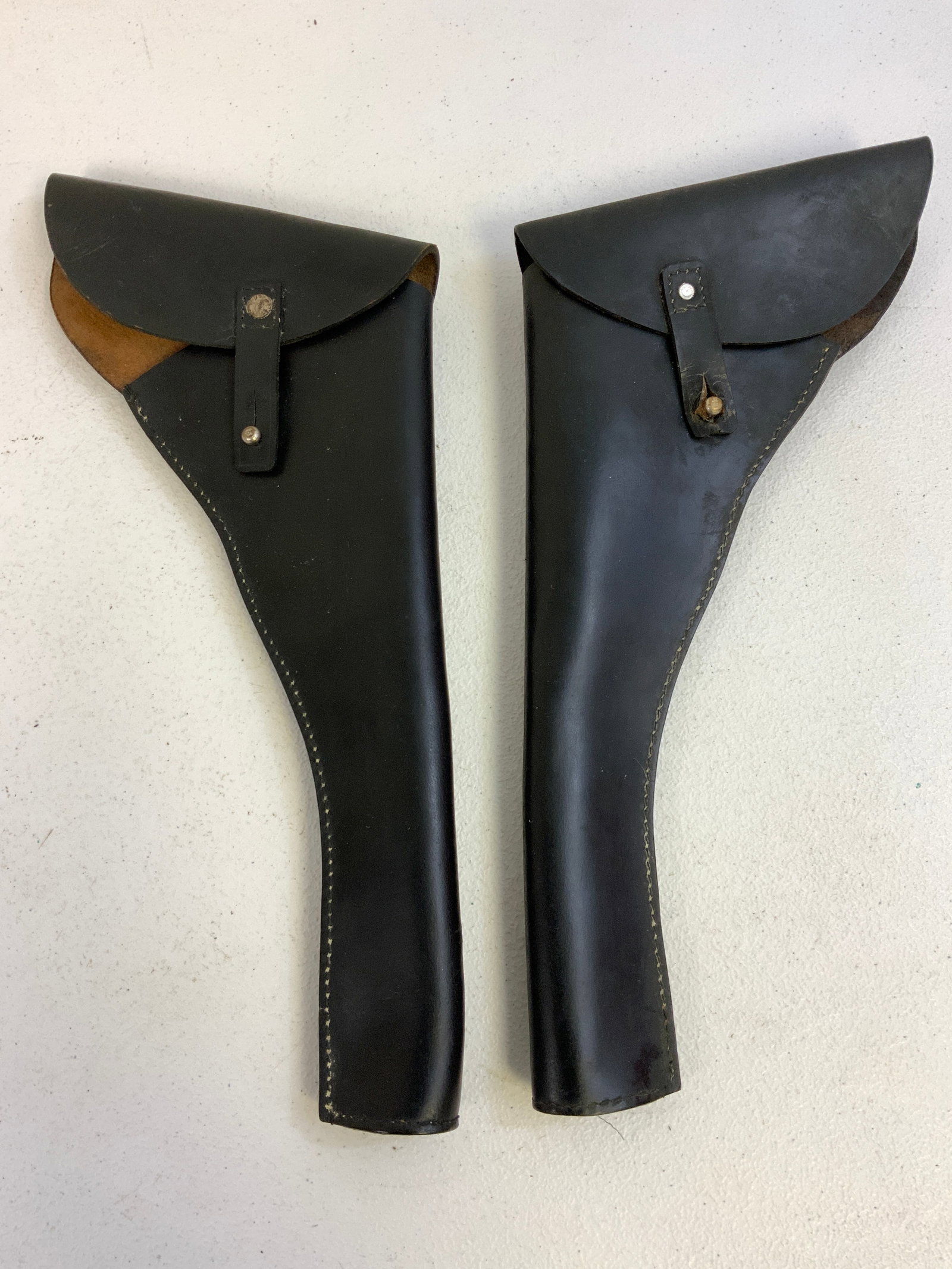 AMERICAN CIVIL WAR STYLE LONG REVOLVER HOLSTER PAIR LEFT AND RIGHT: AMERICAN CIVIL WAR STYLE LONG REVOLVER HOLSTER PAIR LEFT AND RIGHT. BLACK LEATHER. 14" LONG. GREAT CONDITION LEATHER.