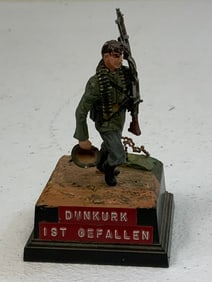 VINTAGE WWII GERMAN LEAD SOLDIER FIGURE ON DISPLAY STAND . 2 X 2 STAND