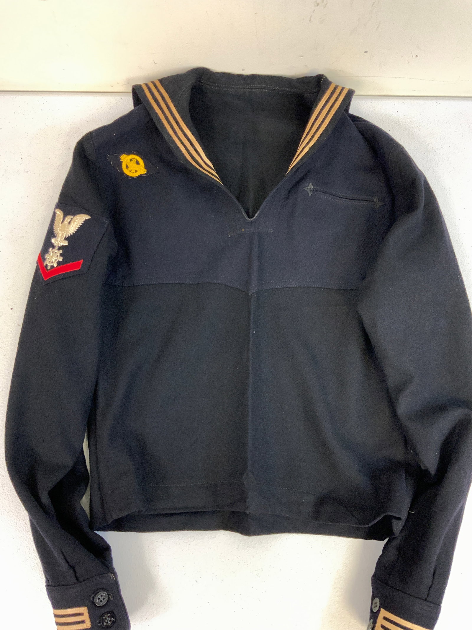 WWII US NAVY JUMPER UNIFORM: WWII US NAVY JUMPER UNIFORM . SMALL SIZE. VERY GOOD OVERALL CONDITION.