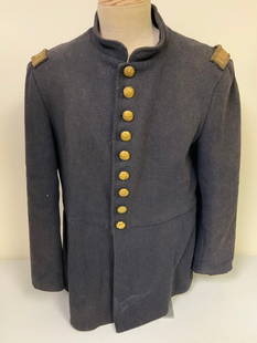 USA CIVIL WAR STYLE OFFICERS BLUE UNIFORM TUNIC: USA CIVIL WAR STYLE OFFICERS BLUE UNIFORM TUNIC . WELL WORN DARK BLUE WOOL MATERIAL TUNIC WITH GILDED BUTTONS. WIRE EMBROIDERED SHOULDER STRAPS. INSIDE LINING LOOKS TO BE A REPLACEMENT . GREAT