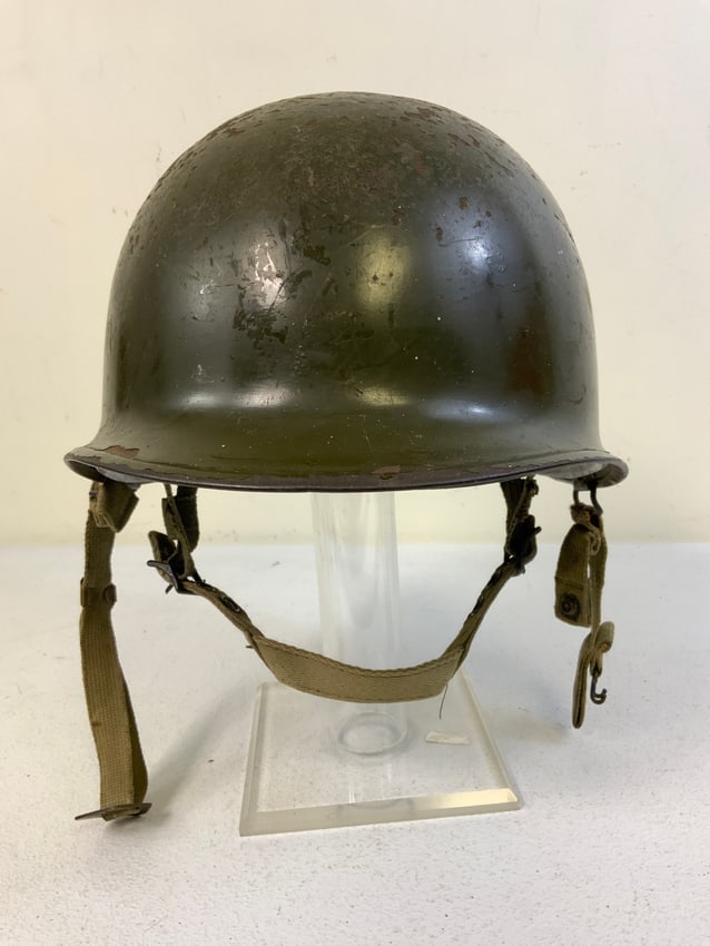 WWII US ARMY 82nd AIRBORNE DIVISION M1C PARATROOPER HELMET WITH LINER: WWII US ARMY 82nd AIRBORNE DIVISION M1C PARATROOPER HELMET WITH LINER . ORIGINAL HELMET AND LINER . DECALS TO THE SIDES. NAMED INSIDE THE SHELL. LINER IS IN GREAT CONDITION COMPLETE WITH ITS STRAPS. W