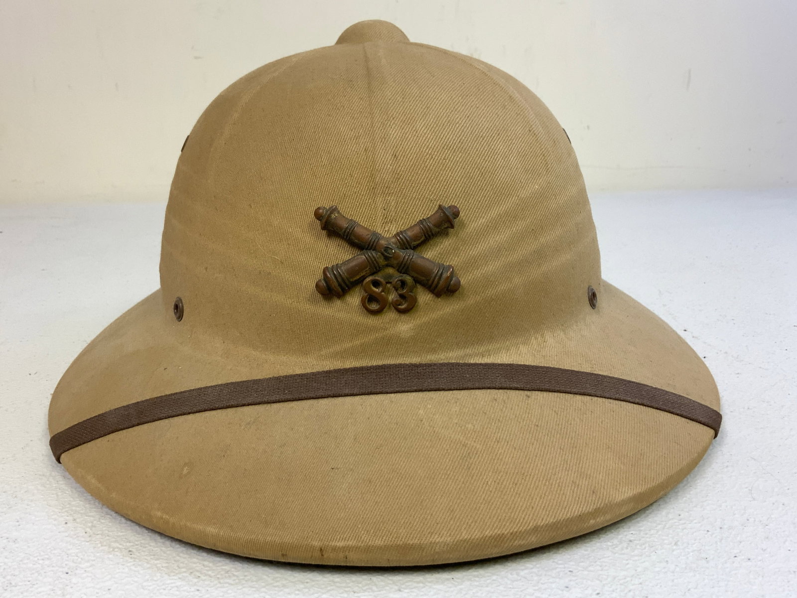 US ARMY TROPICAL PITH HELMET: US ARMY TROPICAL PITH HELMET. GREAT CONDITION. INSIGNIA TO THE FRONT. NNAMED. DATED 1948