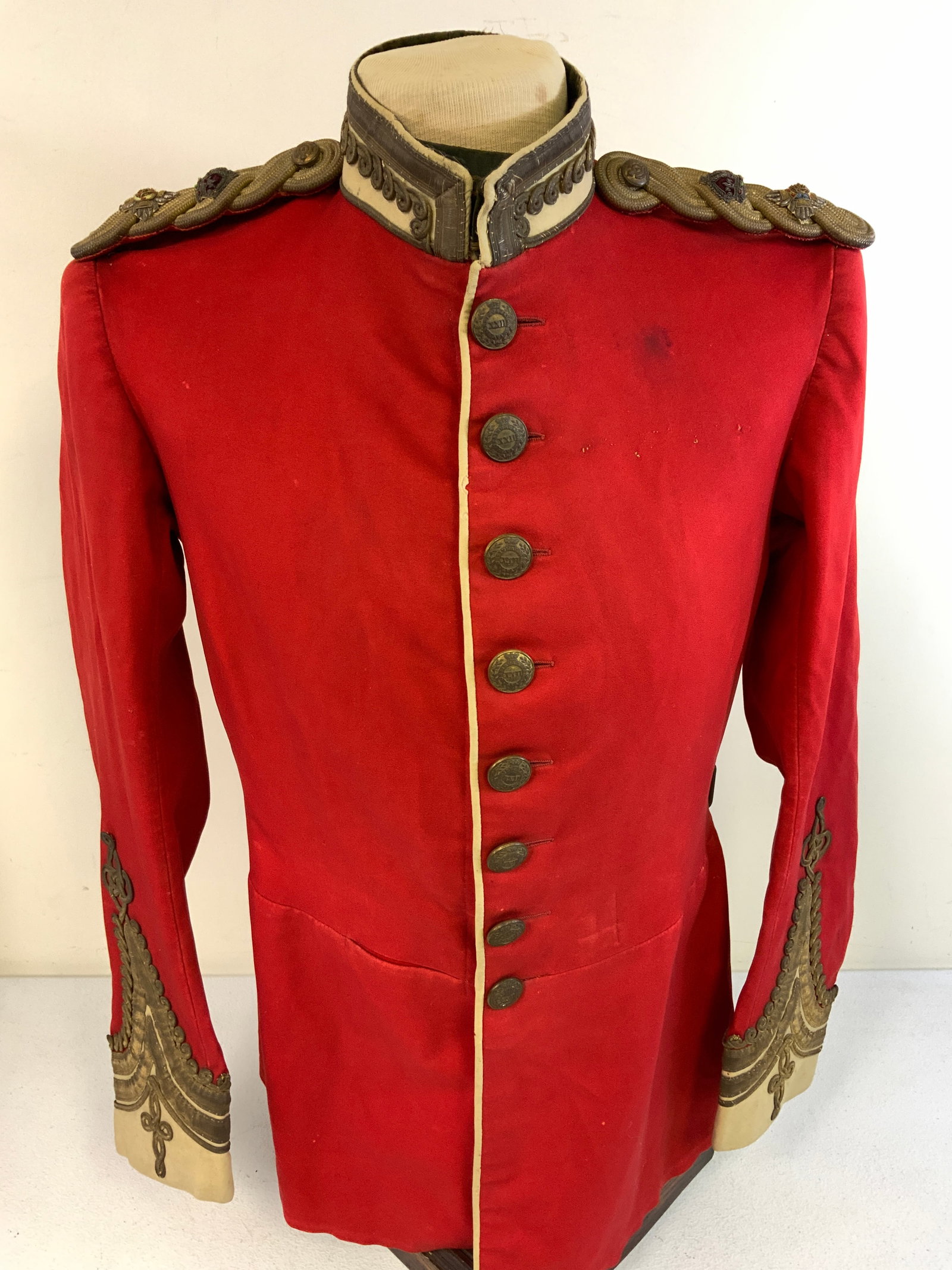 ANTIQUE VICTORIAN NAMED BRITISH OFFICER RED DRESS TUNIC: ANTIQUE VICTORIAN NAMED BRITISH OFFICER RED DRESS TUNIC. BEAUTIFUL PIECE WITH HIGH QUALITY EMBROIDERY AND ORIGINAL SHOULDER BOARDS. VERY GOOD CONDITION FOR ITS AGE. NAMED TAG INSIDE.
