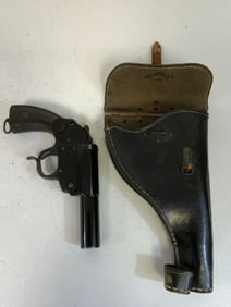 WWII GERMAN SIGNAL FLARE GUN WITH HOLSTER