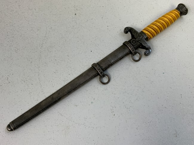 WWII GERMAN ARMY OFFICER DRESS DAGGER: WWII GERMAN ARMY OFFICER DRESS DAGGER.VERY GOOD OVERALL CONDITION DAGGER. UNMARKED BLADE.