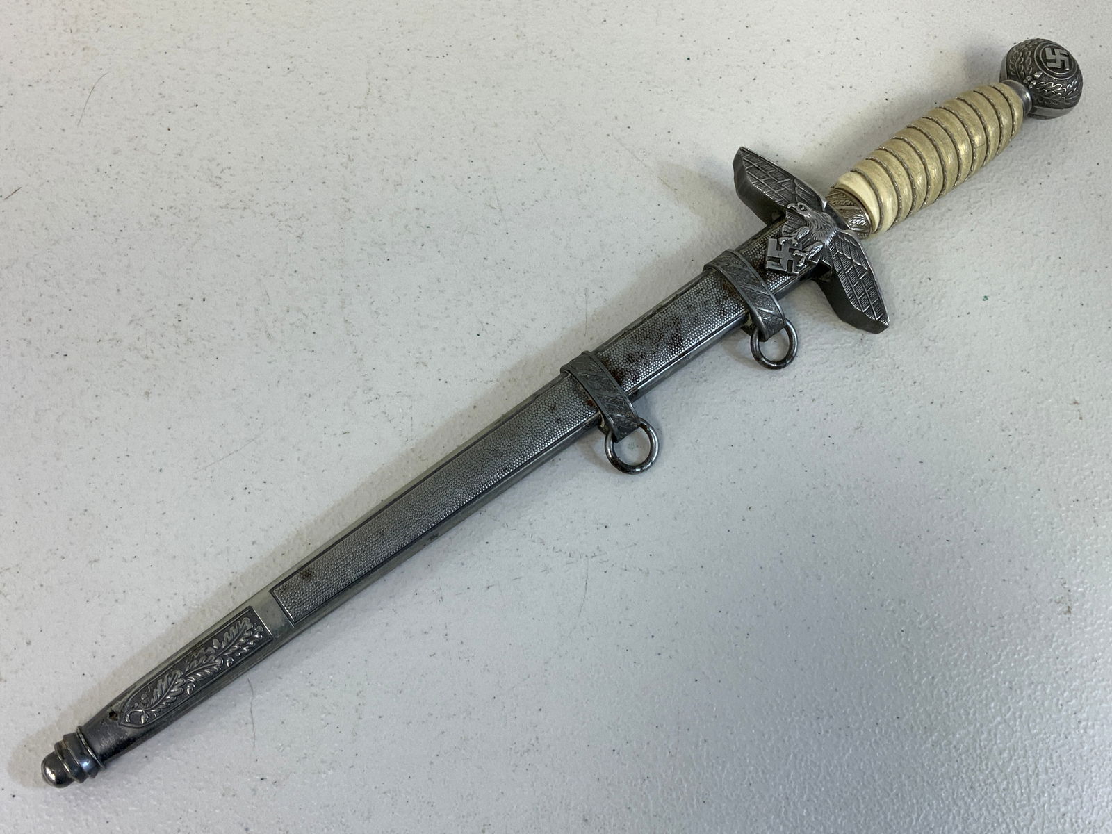 WWII GERMAN LUFTWAFFE OFFICERS DAGGER RICH. HERDER SOLINGEN: WWII GERMAN LUFTWAFFE OFFICERS DAGGER BY RICH HERDER SOLINGEN.NICE BRIGHT BLADE . WHITE GRIP. GOOD OVERALL CONDITION.