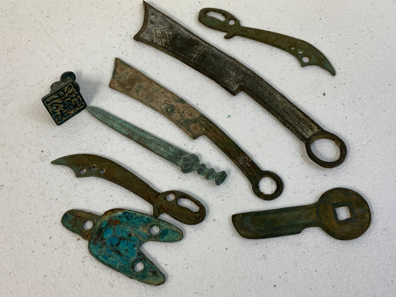 CHINA ANTIQUE BRONZE COINS: CHINA ANTIQUE BRONZE COINS. SHOWS GREAT AGE.NICE LOT.EXACT AGE UNKNOWN. FROM DR.PAUL D.LYNN COLLECTION.