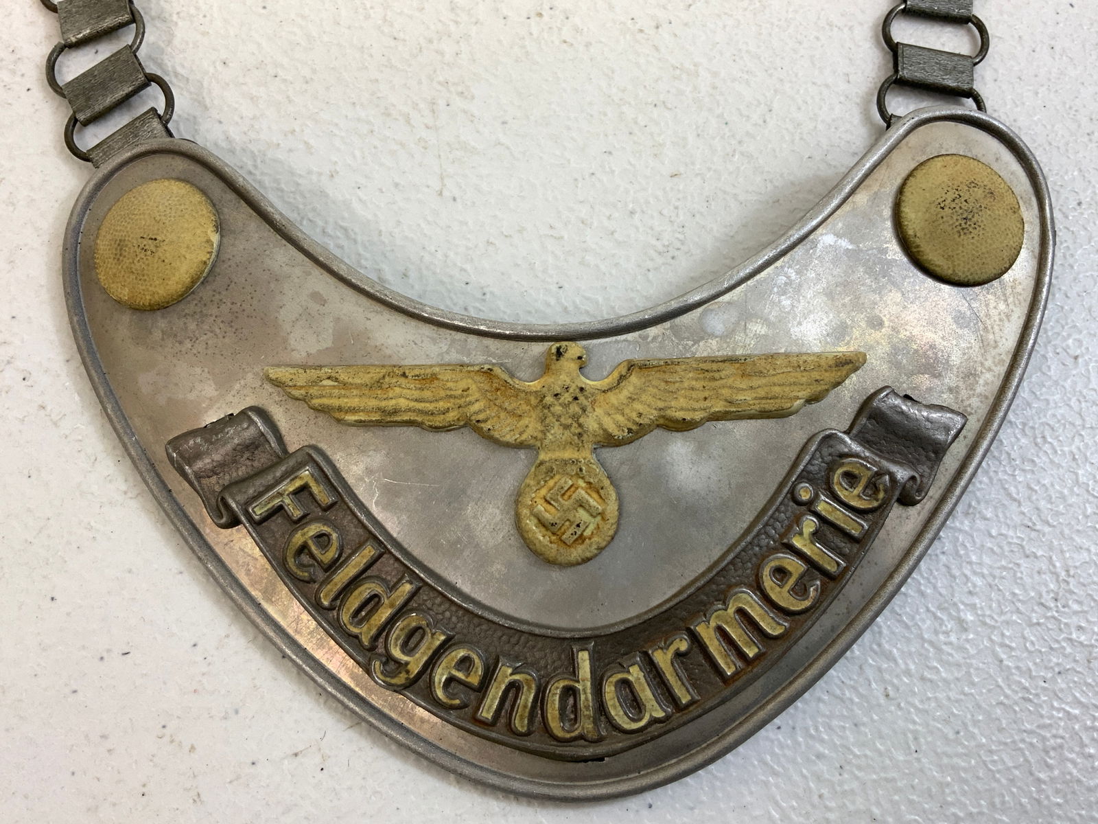 GERMANY THIRD REICH MILITARY POLICE FIELDGENDARMERIE GORGET: GERMANY THIRD REICH MILITARY POLICE FIELDGENDARMERIE GORGET. VERY GOOD CONDITION. GLOWS IN THE DARK .