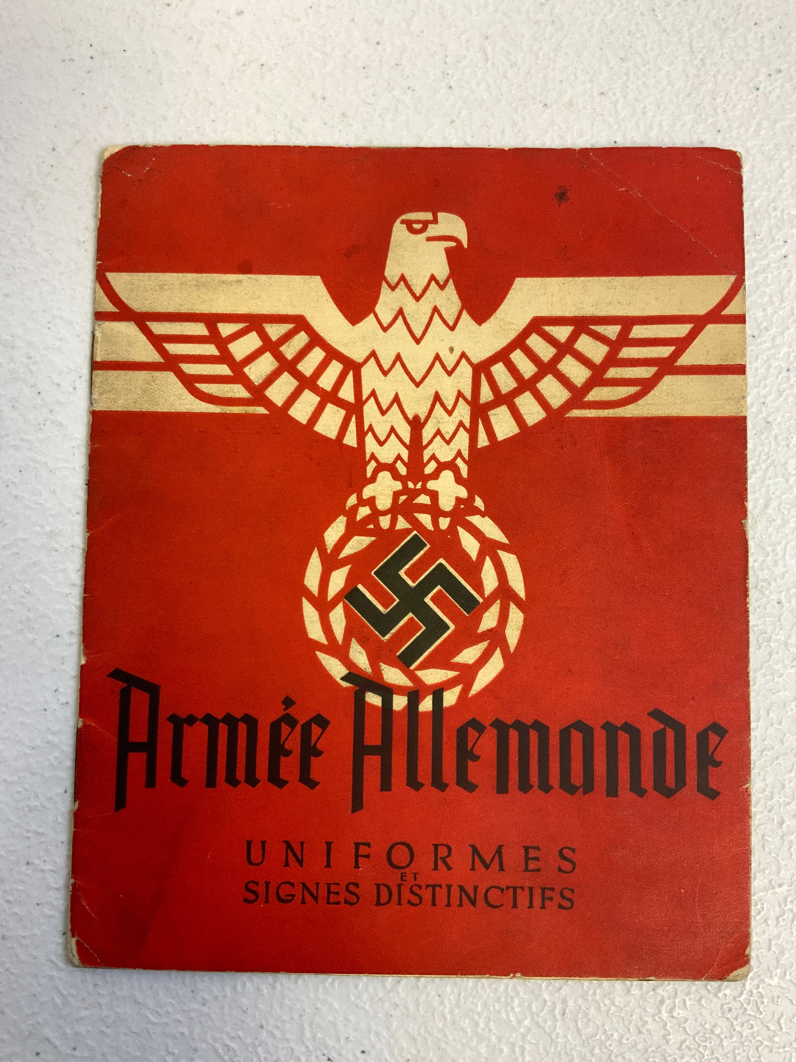 WWII GERMAN ARMY UNIFORMS AND INSIGNIA FRENCH PERIOD BOOK: WWII GERMAN ARMY UNIFORMS AND INSIGNIA FRENCH PERIOD BOOK. RARE. PARIS PRINTED. FOLDOUT COLOR SECTION ON UNIFORMS AND INSIGIA OF GERMAN ARMY.
